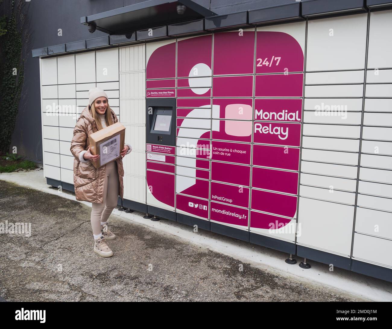 Frau mondial relais Fotos und Bildmaterial in hoher Auflösung Alamy